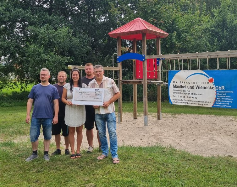 Manthei Wienecke spendet fur den Spielplatz in Odagsen